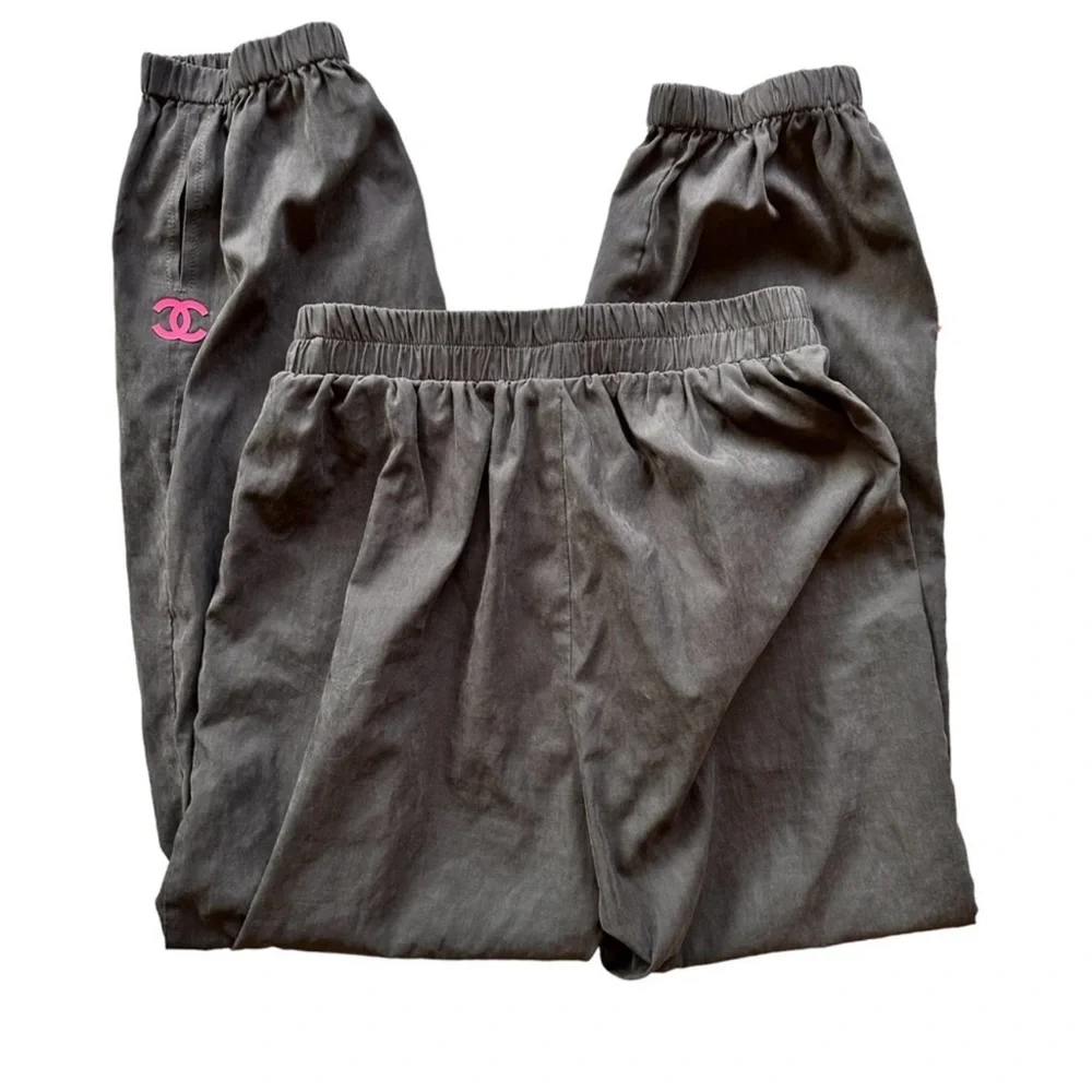 SOLD ❌ Chanel Dark Grey Joggers Pink CC Logo - Picture 9 of 15